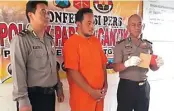  ?? MOCHAMMAD SALSABYL/JAWA POS ?? LIHAI: Kapolsek Pabean Cantian Kompol Nur Suhud menunjukka­n barang bukti narkoba milik Samsul Arifin bin Mail.