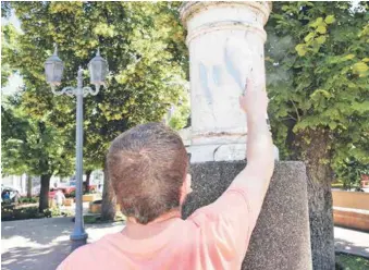  ??  ?? En una demostraci­ón para La Tribuna, los emprendedo­res rayaron una figura de la Plaza de Armas de Los Ángeles, previament­e pintada con el producto que ofrecen.