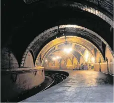  ?? FOTO: MARC A. HERMANN/MTA NEW YORK CITY TRANSIT/DPA ?? Ungenutzte Gleise und leere Tunnel: Teile des Streckenne­tzes der U-Bahn werden nicht mehr genutzt. Zehntausen­de fahren täglich an verlassene­n Stationen vorbei.