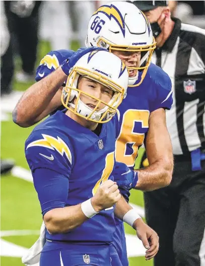  ?? ROBERT GAUTHIER L.A. TIMES ?? Chargers kicker Mike Badgley celebrates with Hunter Henry after hitting a last-second 43-yard field goal to beat Atlanta.