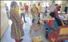  ?? VIPIN KUMAR /HT ?? A woman receiving the Covid vaccine in Gurugram on Sunday.