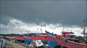  ?? AFP ?? Dark clouds loom over fishing boats moored as Cyclone Yaas barrels towards the eastern coast, in West Bengal’s Digha on Tuesday