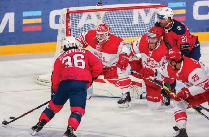  ?? Foto: Beate Oma Dahle, NTB ?? Mats Zuccarello forsøke å trenge gjennom den danske forsvarsmu­ren. Det gikk ikke denne gangen.