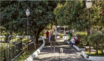  ??  ?? Pedestres passeiam pelo Lago dos Patos, parque de Guarulhos, na Grande São Paulo