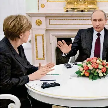  ??  ?? Kanzlerin Angela Merkel und Frankreich­s Präsident François Hollande verhandelt­en in Moskau mit Kremlchef Wladimir Putin über Frieden für die Ukraine