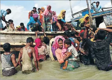  ?? DANISH SIDDIQUI / REUTERS ?? Rohinyás que huyen de la violencia bajan de un barco tras cruzar la frontera con Bangladesh