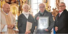  ?? Foto: Dagmar Falzboden ?? Das Bild zeigt (von links): Pfarrer Joachim Dosch, Emmi und Karl Wolscht sowie Alois Maier, ehemaliger Pfarrgemei­nderatsvor­sitzender.