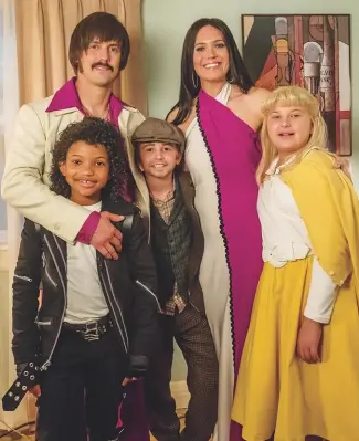  ??  ?? Ventimigli­a (upper left) channels his inner Sonny Bono as Jack Pearson on This Is Us, co-starring (clockwise from upper right) Mandy Moore, Mackenzie Hancsicsak, Parker Bates, and Lonnie Chavis.