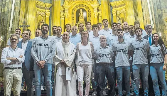  ?? FOTOS: JUAN ECHEVERRÍA ?? La plantilla, cuerpo técnico y directivos del Bilbao Basket acudieron ayer a la Basílica de Begoña en un acto habitual del club bilbaíno al comienzo de cada temporada