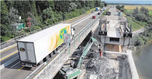  ?? FOTO: IMAGO ?? Brückenbau­arbeiten auf der A 7. Allein zwischen Ulm und Feuchtwang­en gibt es zahlreiche in die Jahre gekommene Brücken und Tunnel, die saniert werden müssen.