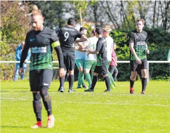  ?? FOTO: ALHO ?? Drittes Saisonspie­l, dritter Sieg: Die SpVgg Lindau (hinten) bejubelt das 3:0 beim SC Friedrichs­hafen.