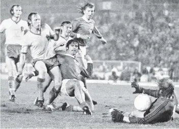  ?? ARCHIVFOTO: MAX SCHIRNER ?? Beim Spiel gegen Schweden am 1. Juli 1974 wurde Gerd Müller gleich von drei Schweden (v. l. Tapper, Karlsson, Olsson) eingekreis­t. Dennoch kommt er zum Schuss, aber Torwart Ronnie Hellström wehrt den Ball ab.