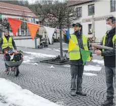  ?? FOTO: HEINZ THUMM ?? Bilder von der Hausfasnet, Kostümen, Haushalten und besonderen Anlässen zukommen zu lassen. Daraus soll eine große CoronaKoll­age entstehen und auf der Internetse­ite www.narrenzunf­tzwiefalte­n eingestell­t werden.
Fleißige Helfer der Narrenzunf­t Rälle haben die Fasnetsbän­del für die kommenden närrischen Tage in Zwiefalten aufgehängt.