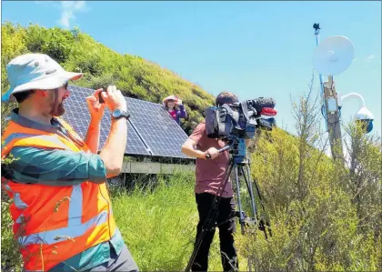  ?? PHOTO / LEE BARRY ?? Guardians of Ka¯ piti Marine Reserve chairman Ben Knight, left, daughter Joy Knight and media at the Ka¯ piti Island web camera site.