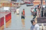  ?? RAJESH KUMAR/HT PHOTO ?? Flooding at Manikarnik­a Ghat in Varanasi. n