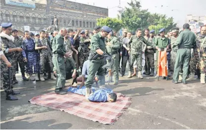  ?? — Gambar AFP ?? DIHUKUM MATI: Seorang pegawai polis bersiap sedia untuk melaksanak­an hukuman ke atas Saket di Dataran Tahrir, Sanaa semalam.