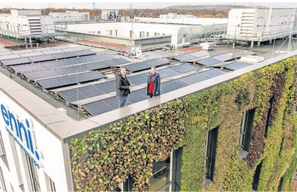  ?? RP-FOTO: NOP ?? Stephan Scholz und Sabine Tenter auf dem Dach der Enni-Zentrale am Jostenhof: Dort wurden PV-Anlage und Grünfassad­e bereits kombiniert.