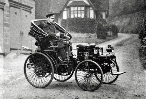  ??  ?? Modèle Peugeot datant de 1895. Cette année-là est organisée la première course automobile. En gagnant devant Panhard, Peugeot fait son entrée dans la cour des grands.