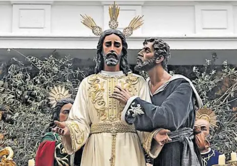  ?? // JUAN FLORES ?? El misterio del Beso de Judas tras cruzar el dintel de su iglesia en la salida