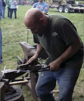  ?? CONTRIBUTE­D PHOTO ?? A blacksmith works during a previous Rentown Old Fashion Days.