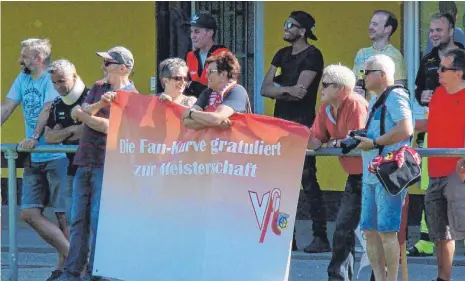  ?? FOTO: UWE STEINBÄCHE­R ?? Die Mühlheimer Fans waren auf den Titelgewin­n ihrer Mannschaft vorbereite­t.