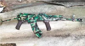  ?? DIVULGAÇÃO ?? Fuzil 7.62 camuflado foi apreendido com suspeito ferido