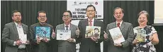  ??  ?? 馬來西亞國家翻譯與書­籍局與台灣文化部落實­6本書對譯及推介。左一起為凱爾、莫哈末佐哈里、布迪曼、章計平、吳恆燦及周蓓姬。