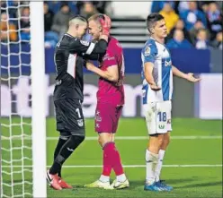  ??  ?? Cuéllar sonríe junto a Ely ante las protestas de Guido Carrillo.