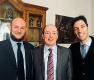  ?? ?? L’iniziativa Il preside del Brocchi Gianni Zen con due ex studenti: ieri hanno presentato la nuova associazio­ne per aiutare i diplomandi