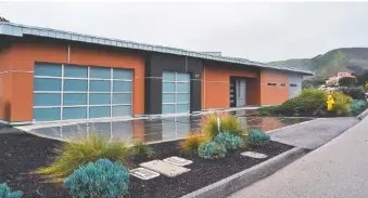  ?? THE ASSOCIATED PRESS ?? The owners of this home in Los Osos, Calif., chose frosted glass for their garage doors.