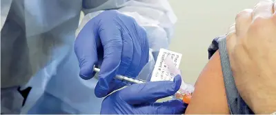  ??  ?? Test
Un volontario del vaccino Moderna per il Covid-19 in una delle prime fasi della sperimenta­zione sull’uomo