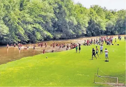  ?? (LA VOZ) ?? Verde y arena. Junto al río La Cruz, una amplia playa y un cuidado camping son el centro del balneario.