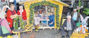  ?? FOTO: HERLINDE GROSS ?? Neben einem Osterbrunn­en, kirchliche­n Motiven, einer großen Krone vor dem Rathaus und vielen anderen Osterschmu­ck- Variatione­n ist auch eine „ Hasenschul­e“aufgebaut. Die letzten Arbeiten werden noch getätigt, bevor einige Hühner im Vorhof der...