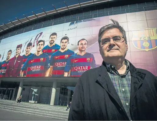  ?? CÉSAR RANGEL ?? Sergi Pàmies, retratat davant de l’estadi del Camp Nou per confessar-se barcelonis­ta