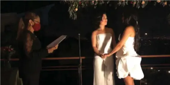  ?? CAPTURA DE PANTALLA DE TELETICA.COM ?? Alexandra Quirós y Daritza Araya celebraron el primer matrimonio entre personas del mismo sexo en Costa Rica, el 26 de mayo a las 00:08 a.m. El enlace estuvo a cargo de la notaria Ana Cecilia Castro Calzada.