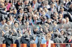  ??  ?? Como una estrella de rock, el presidente Andrés Manuel López Obrador fue rodeado a su llegada y salida por legislador­es e invitados que deseaban saludar al primer mandatario de izquierda de México.