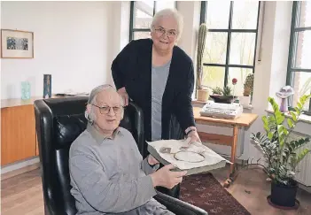  ?? NGZ-FOTO: L. BERNS ?? Irmgard und Ludger Kentrup haben nach Jahrzehnte­n ihre Goldschmie­de in Grimlingha­usen aufgegeben. Weil die 79-Jährigen an ihrem Beruf hängen, machen sie einfach weiter.