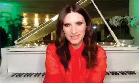  ??  ?? In rosso
Laura Pausini in collegamen­to per i ringraziam­enti dopo il premio alla sua canzone «Io sì (Seen)» del film «La vita davanti a sé»