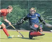  ?? NGZ-FOTO: WOI ?? Der Turm in der Schlacht: HTCSchluss­mann Jonas Radeke ließ die Angreifer des Hamburger Polo Clubs beim 3:3 im Topspiel der 2. Liga gleich reihenweis­e verzweifel­n.