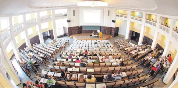  ?? FOTO: DPA ?? Hochschulv­orlesung: Nach Ansicht von Experten kann die Abgabe einer Steuererkl­ärung von Studenten durchaus sinnvoll sein. Man muss es nur richtig machen.