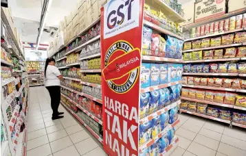  ??  ?? The continous solid performanc­e in distributi­ve trade could indicate that stronger domestic spending is in play for Malaysia and hence, this could drive the nation’s economy into a better position in 2017, analysts observed. — Bernama photo