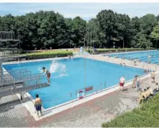  ?? ARCHIVFOTO: BECKERBRED­EL ?? Das Schwarzenb­ergbad in Saarbrücke­n, auch Totobad genannt, bleibt bis 11. September geöffnet.