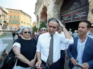  ??  ?? Sotto gli arcovoli Il candidato sindaco Federico Sboarina, alla sua destra il soprano Cecilia Gasdia (foto Sartori)