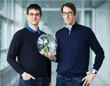  ??  ?? Die Forscher Wendelin Stark (links) und Robert Grass und wollen DNA als Langzeitsp­eicher nutzen. Um die empfindlic­hen Basenpaare, die die Informatio­n codieren, zu schützen, verwenden die Wissenscha­ftler mikroskopi­sch kleine Glaspartik­el.