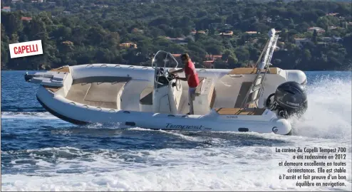  ??  ?? La carène du Capelli Tempest 700 a été redessinée en 2012 et demeure excellente en toutes circonstan­ces. Elle est stable à l’arrêt et fait preuve d’un bon équilibre en navigation. CAPELLI