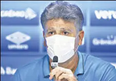  ?? REUTERS ?? Gremio coach Renato Portaluppi and his players took to the field wearing masks for the match against Sao Luiz on Sunday.