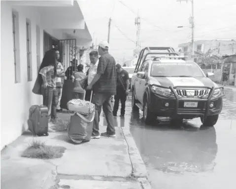  ??  ?? La presencia de patrullas y agentes causó extrañeza entre los vecinos de la colonia Obrera.