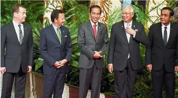  ?? — Bernama ?? Meeting of minds: Najib sharing a light moment with Indonesian President Joko Widodo as (from left) Russian Prime Minister Dmitry Medvedev, Sultan of Brunei Sultan Hassanal Bolkiah and Thai Prime Minister Prayuth Chan- O-Cha look on.