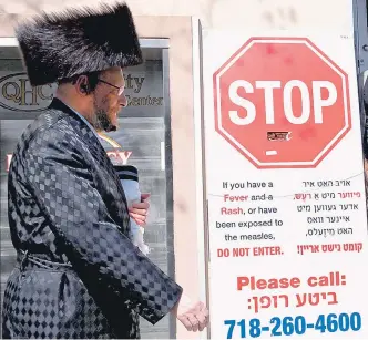  ?? EFE ?? En Brooklyn, Nueva York, autoridade­s colocaron carteles para alertar la presencia de la enfermedad.