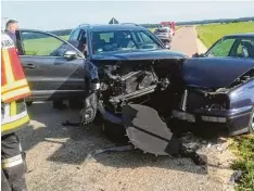  ?? Foto: Schmidt ?? Nahe Mauren sind diese beiden Autos heftig zusammenge­stoßen. Drei Personen wurden verletzt.